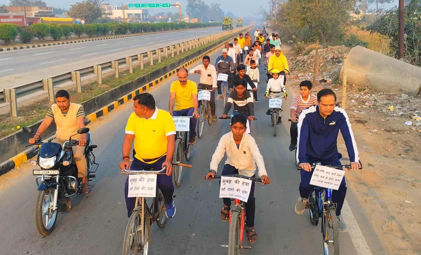स्वास्थ्य जागरूकता साइकिल यात्रा में शामिल लोग। स्रोत संगठन