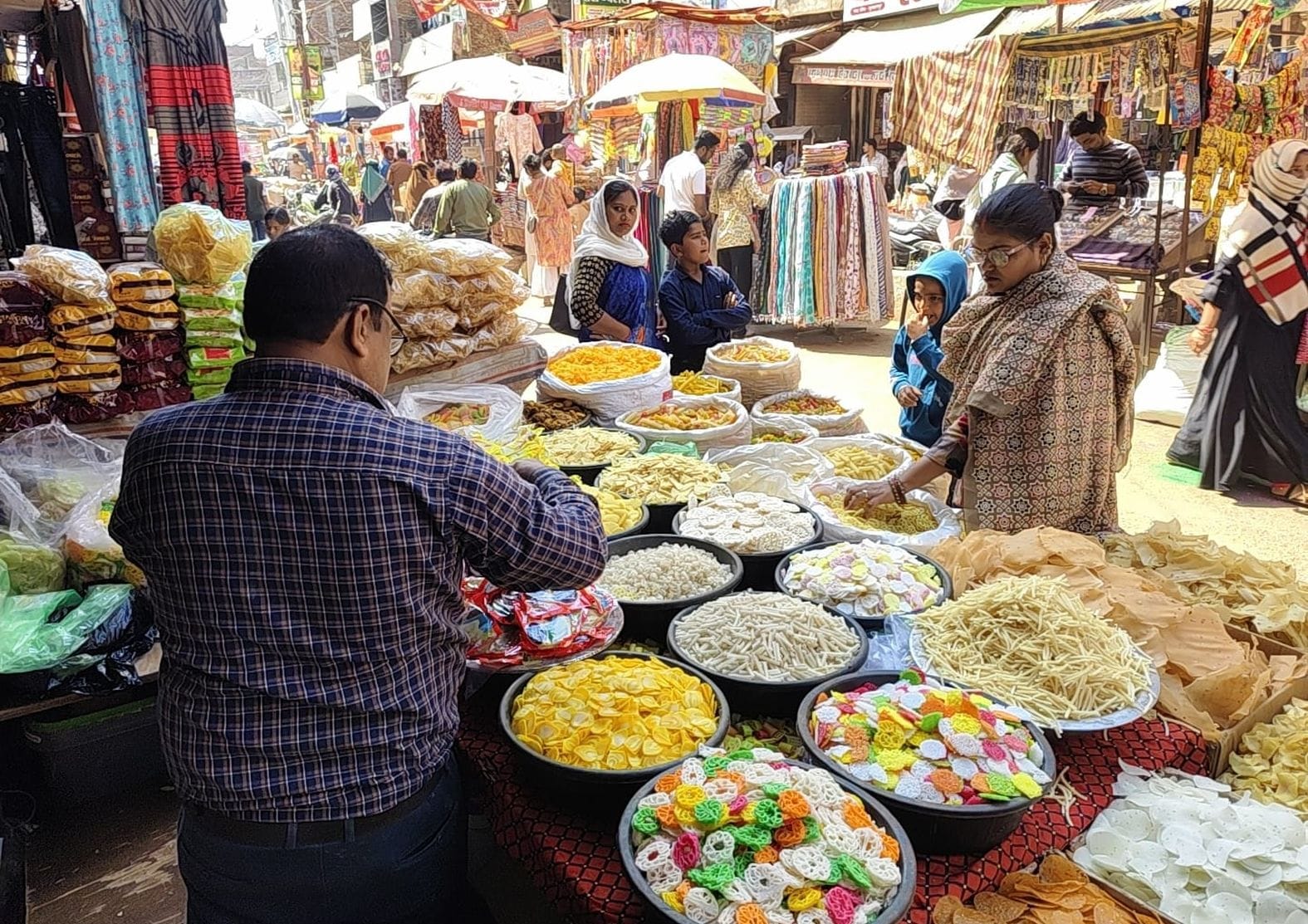 शहर के चौक में सजी चिप्स-पापड़ की दुकान। संवाद