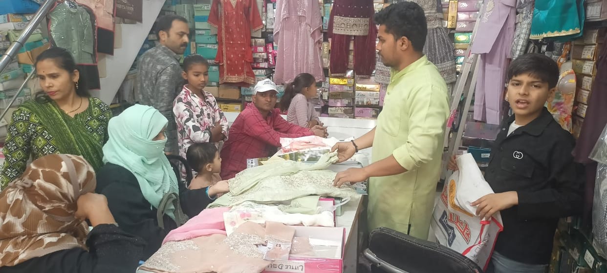 Markets are buzzing during Holi and Ramzan, with business expected to exceed Rs 200 crore