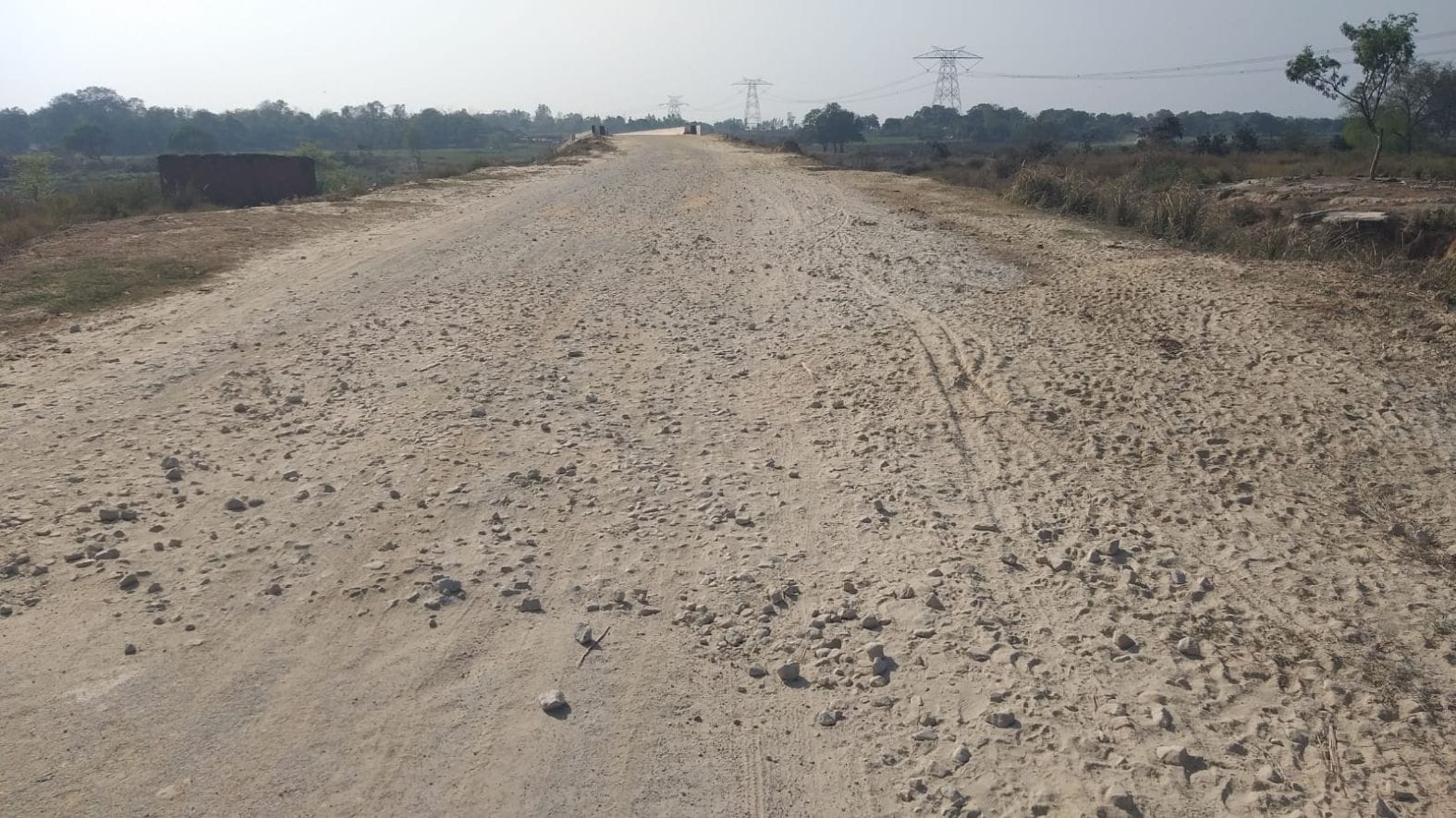 शहर के पास गोमती नदी के अमिलिया खुर्द घाट के लिए बने पुल का निर्माणाधीन पहुंच मार्ग। संवाद