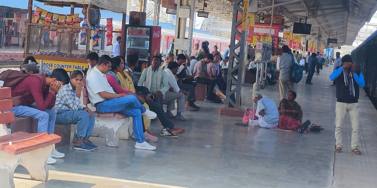Passengers crowd at stations, vigilance increased