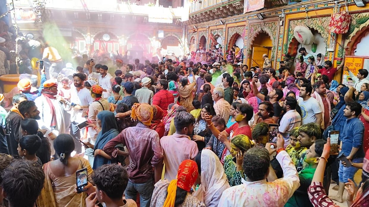 The King of Kings played Holi while seated in the garden.