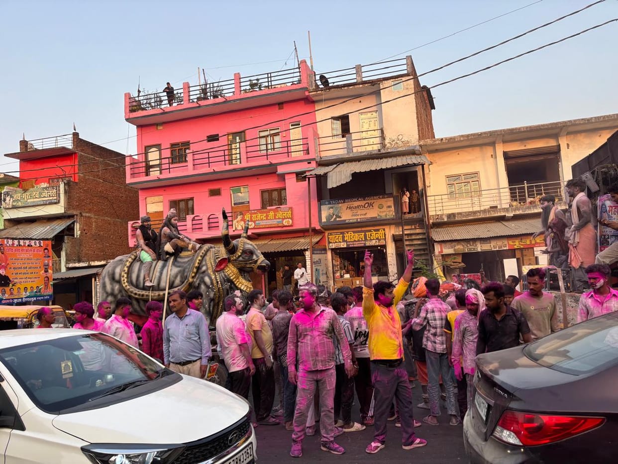 A procession was taken out for Holi in the crematorium, traffic jam troubled the passersby