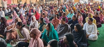 Told the devotees the importance of serving the Guru