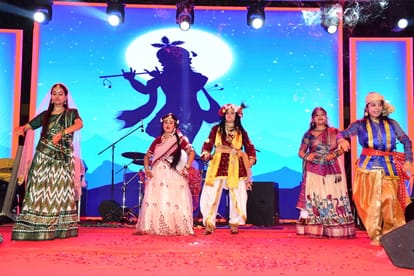 5000 devotees played Holi with flowers with Lord Krishna