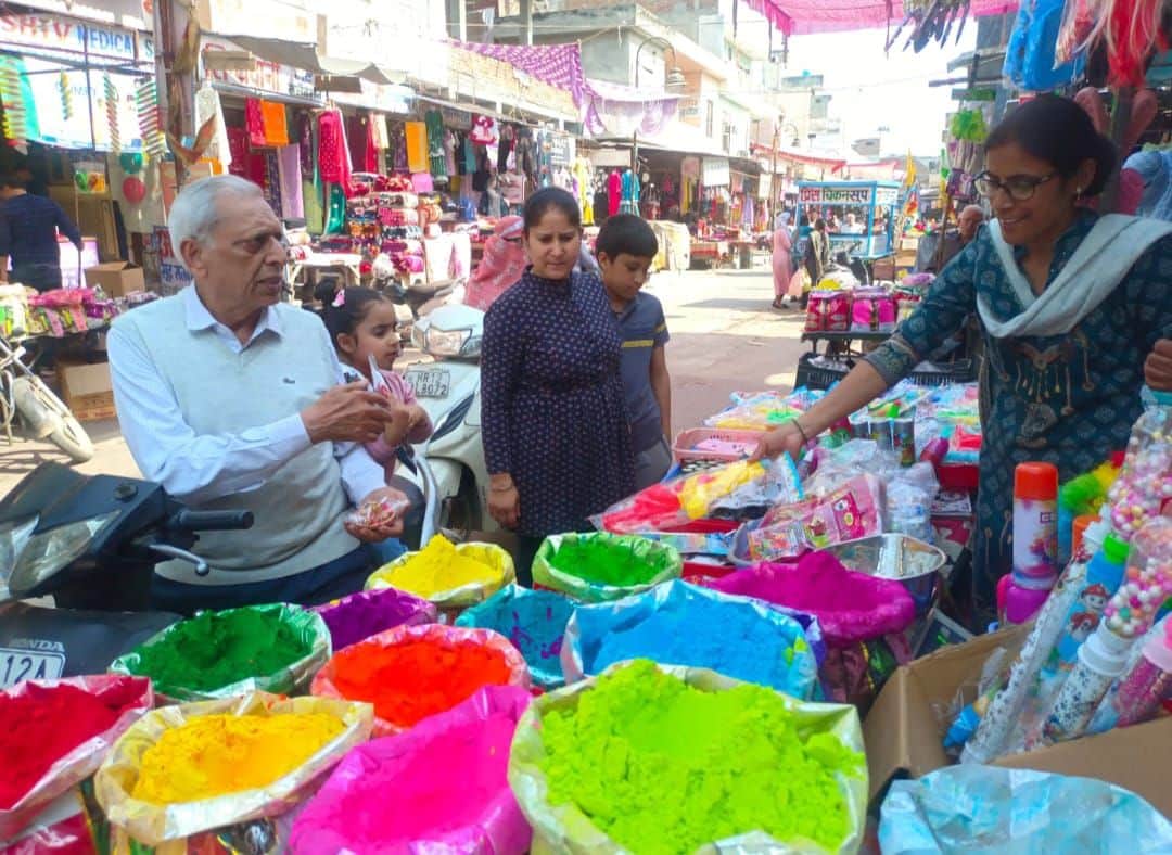 14-गांधी कैंप बाजार में दुकान से पिचकारी, रंग-गुलाल की खरीदारी करने पहुंचे ग्राहक। संवाद