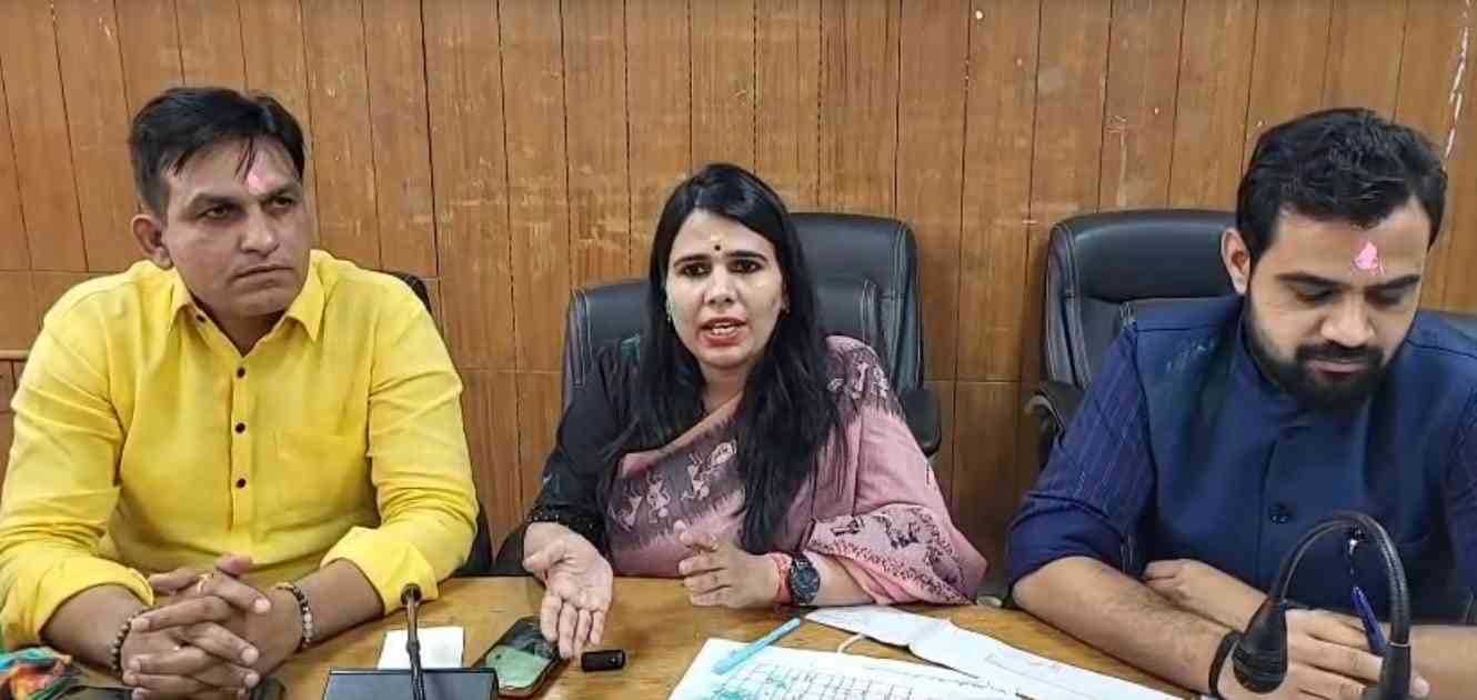 16-जिला परिषद की बैठक में पार्षदों के सवालों के जवाब देती परिषद की चेयरपर्सन मंजू हुड्डा। संवाद