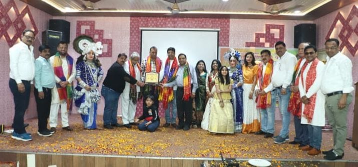 The youth wing played Holi with flowers with the artists.