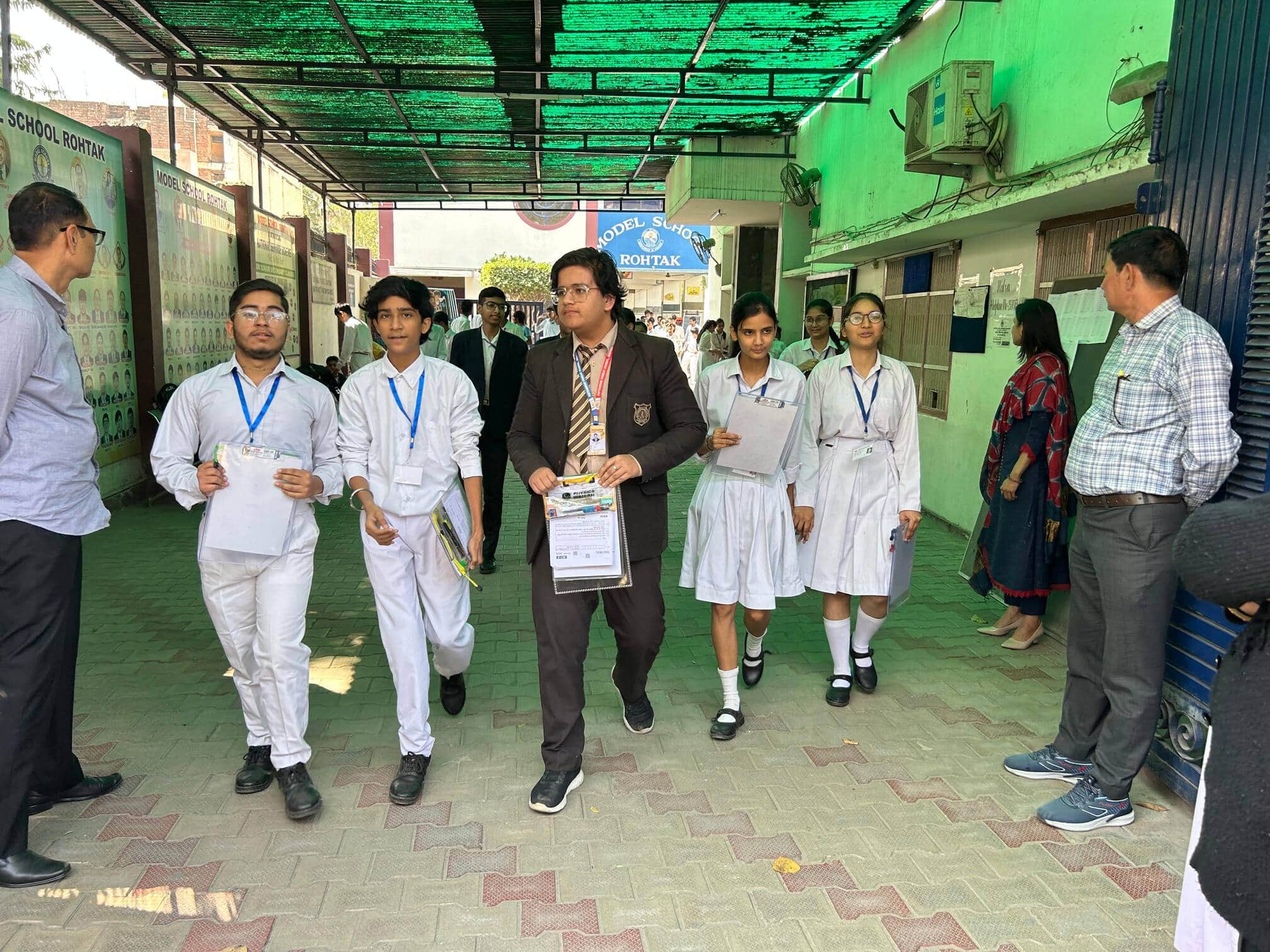 26-आंबेडकर चौक स्थित मॉडल स्कूल में सीबीएसई 10वीं के हिंदी विषय का पेपर देकर लौटते विद्यार्थी।