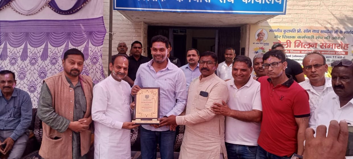Holi Milan celebrations were held with great fanfare at MDU.