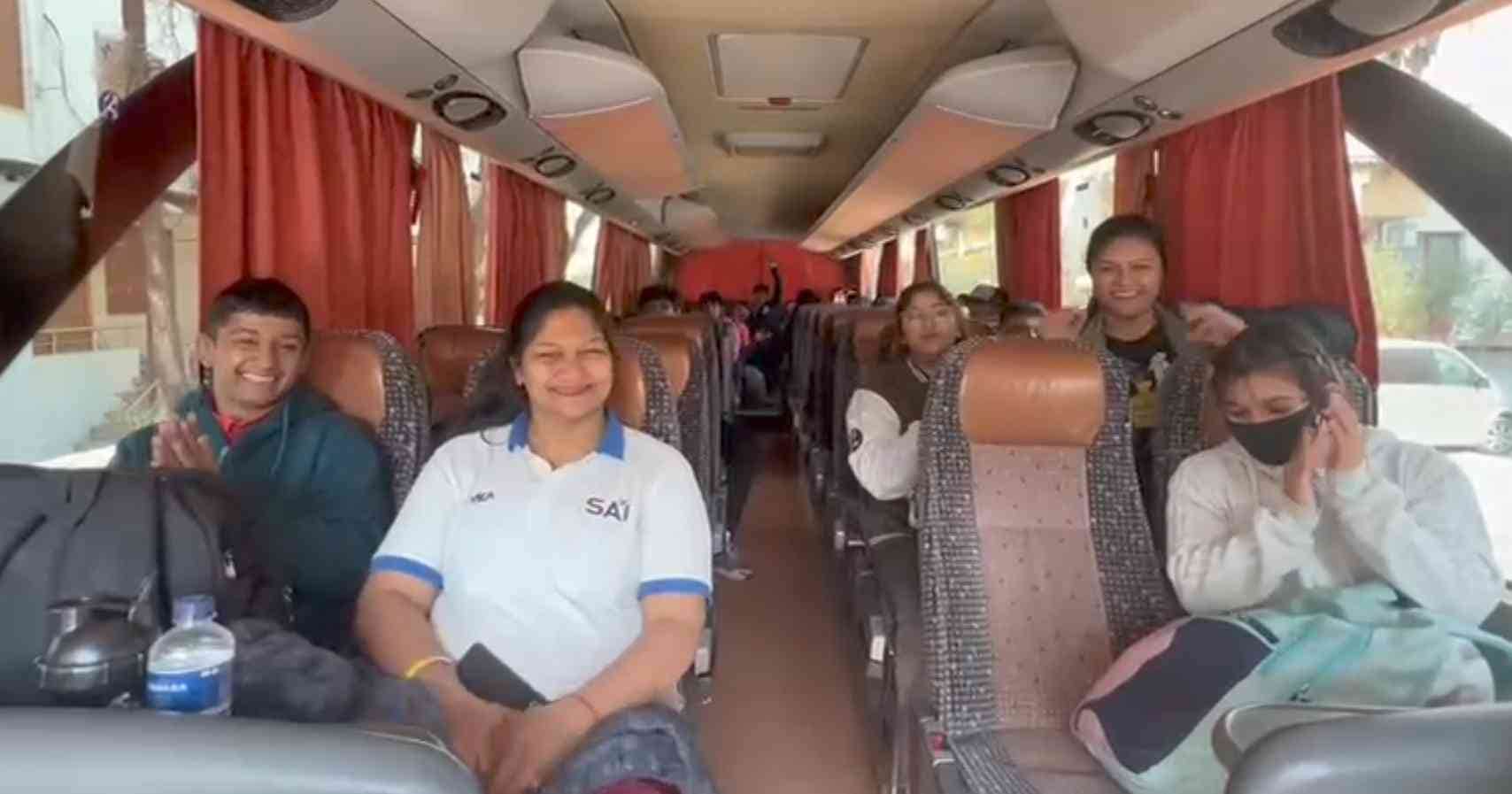 44-अल्बिनिया में हवाई जहाज में यात्रा के दौरान का भारतीय महिला पहलवानों का दल। स्रोत : सोशल मी