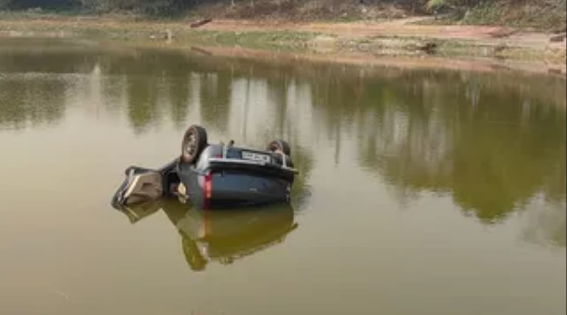 अनियंत्रित होकर तालाब मे गिरा कार