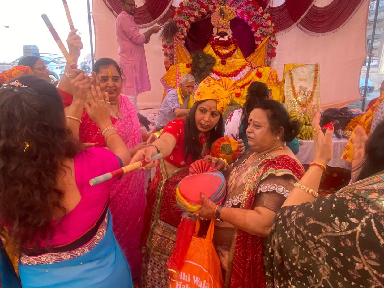 Devotees danced on the song Sun Le O Radha Gori