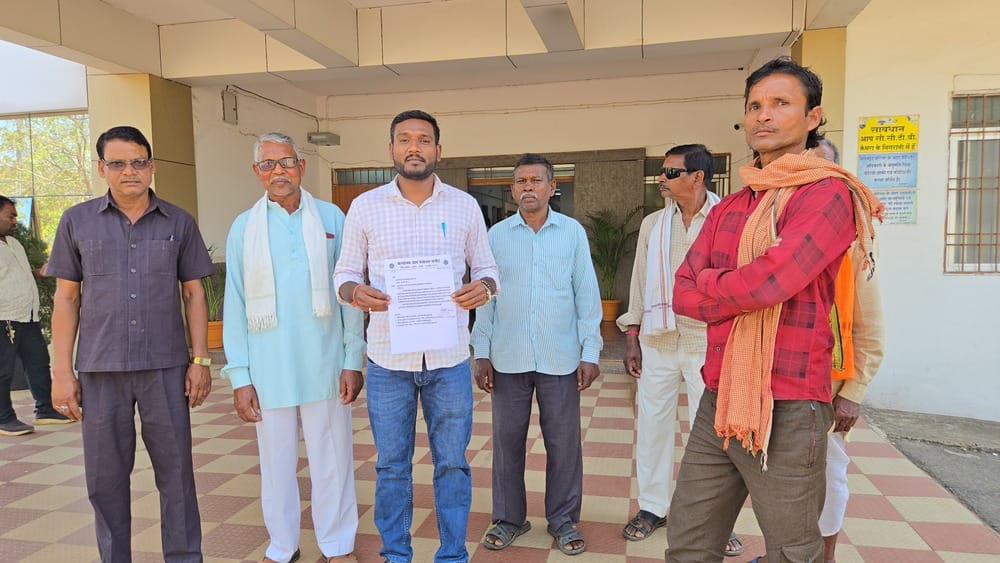 अवैध शराब विक्रय की शिकायत लेकर पहुंचे ग्रामीण