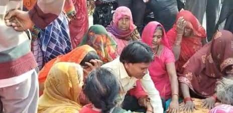 बीएड की छात्रा सोनी बिंद की मौत के बाद रोते विलखते परिजन। स्रोत जागरूक पाठक