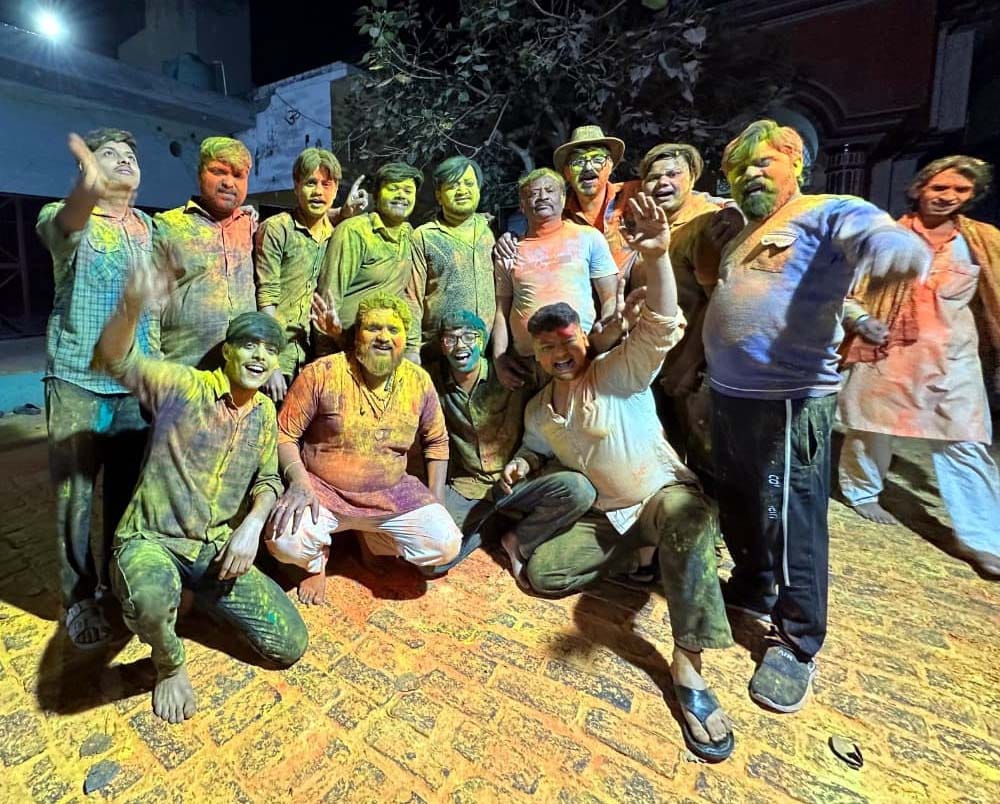 After the decoration of Mahakal in Bilsi, Holi of ashes was played.