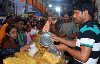 There was a lot of shopping on the eve of Holi, the market was bustling.