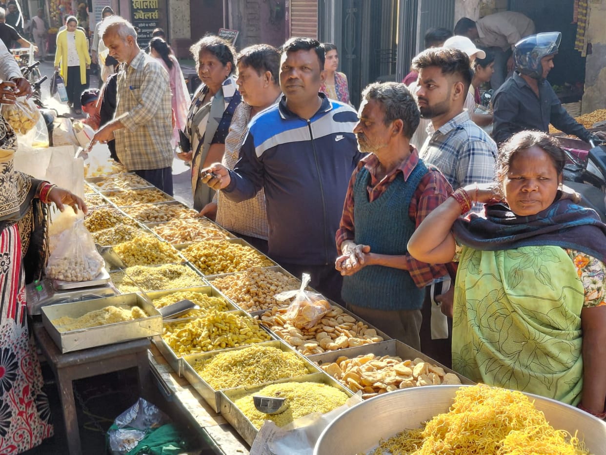 Shoppers gathered at chips and papad shops, the market was filled with the aroma of dalmoth.