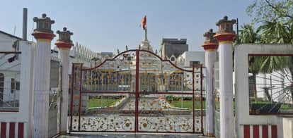 The doors of the temples were closed during the Sutak period and opened after the Abhisheka at night.