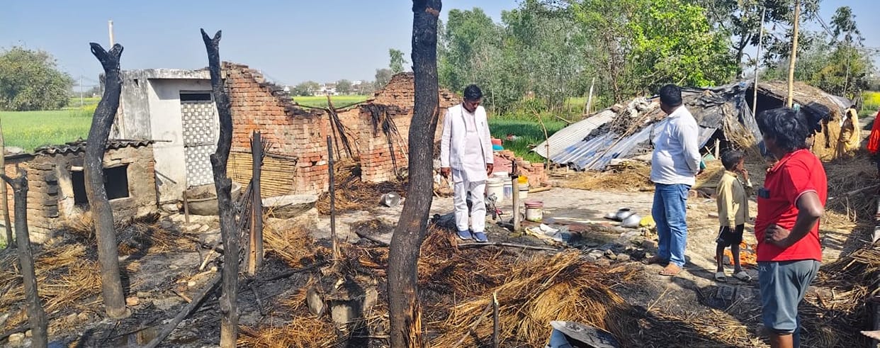 Fire broke out due to unknown reasons, six huts burnt