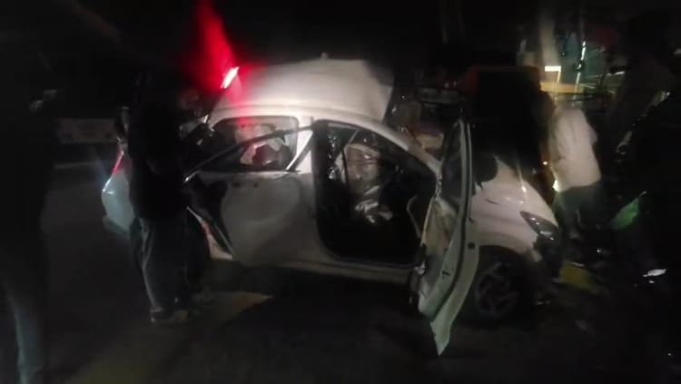 Betul News: सड़क किनारे खड़ी क्रेन से टकराई तेज रफ्तार कार, दर्दनाक हादसे में तीन युवकों की मौत