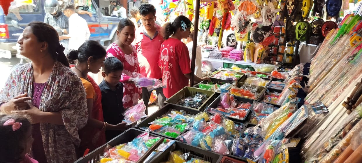 Holi: Markets were bustling with activity, shopping continued till late evening