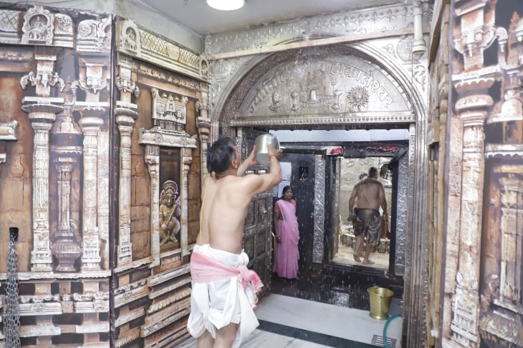 चंद्रग्रहण के बाद श्री महाकाल मंदिर में सफाई कार्य के दौरान की तस्वीर।