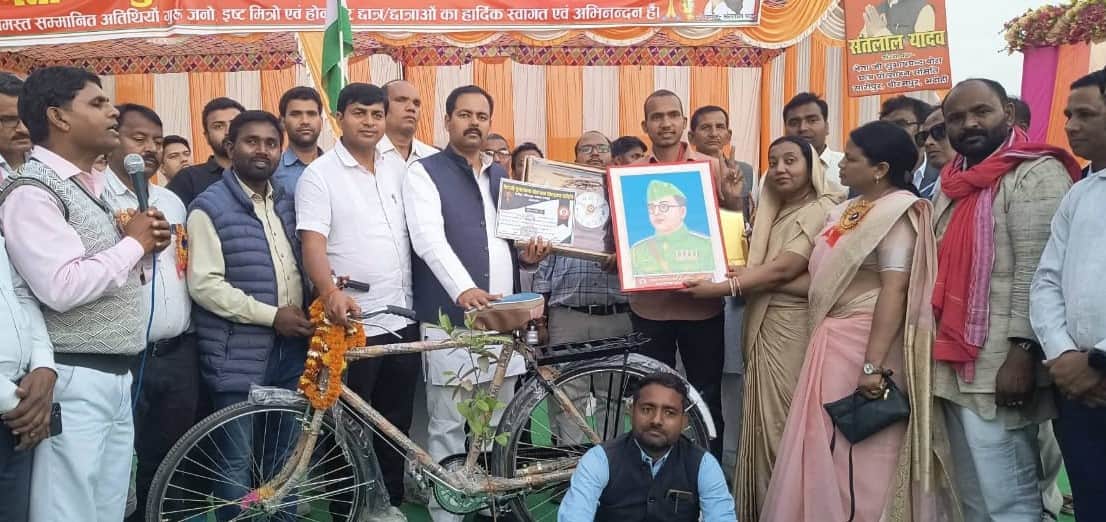 छात्र को सम्मानित करते अतिथि। स्रोत आयोजक