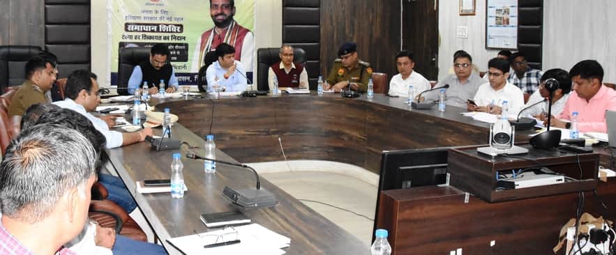 डीआरडीए हाॅल में रोड सेफ्टी को लेकर अधिकारियों की बैठक लेते उपायुक्त साहिल गुप्ता। 