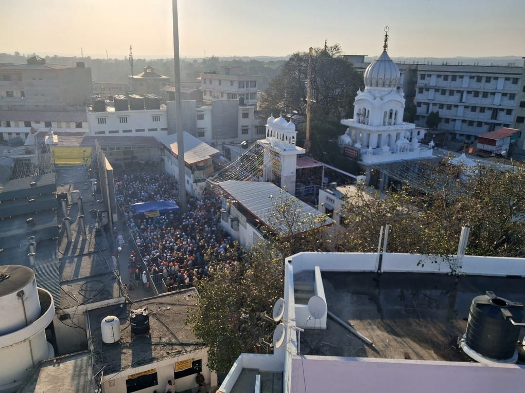 Lakhs of devotees arrived at Maidi to offer the holy Nishan Sahib.
