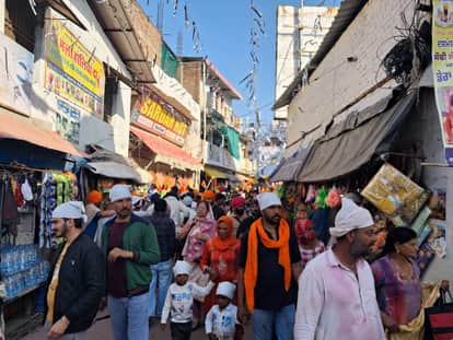 The Maidi fair site resonated with Baba Ji's chants.