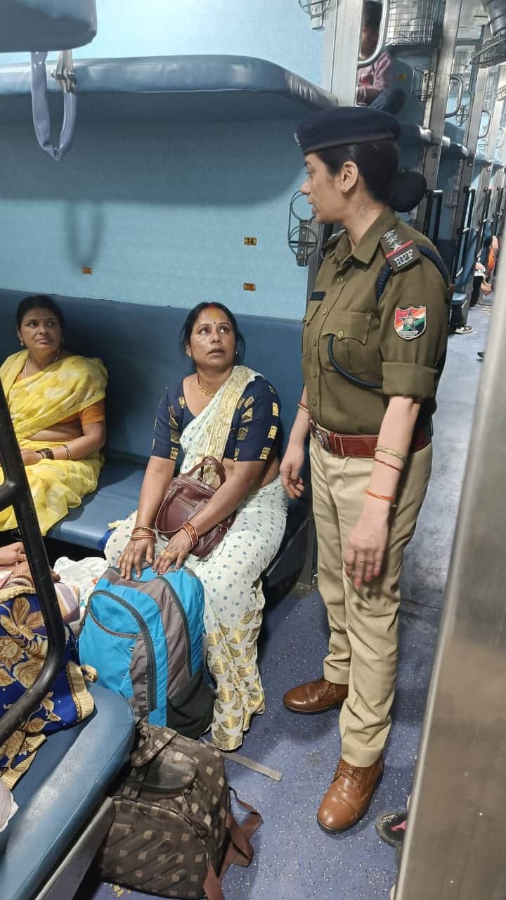 फोटो - 01 ट्रेन में महिला यात्रियों से पूछताछ करतीं आरपीएफ थाना निरीक्षक सुरुचि द्विवेदी। संवाद
