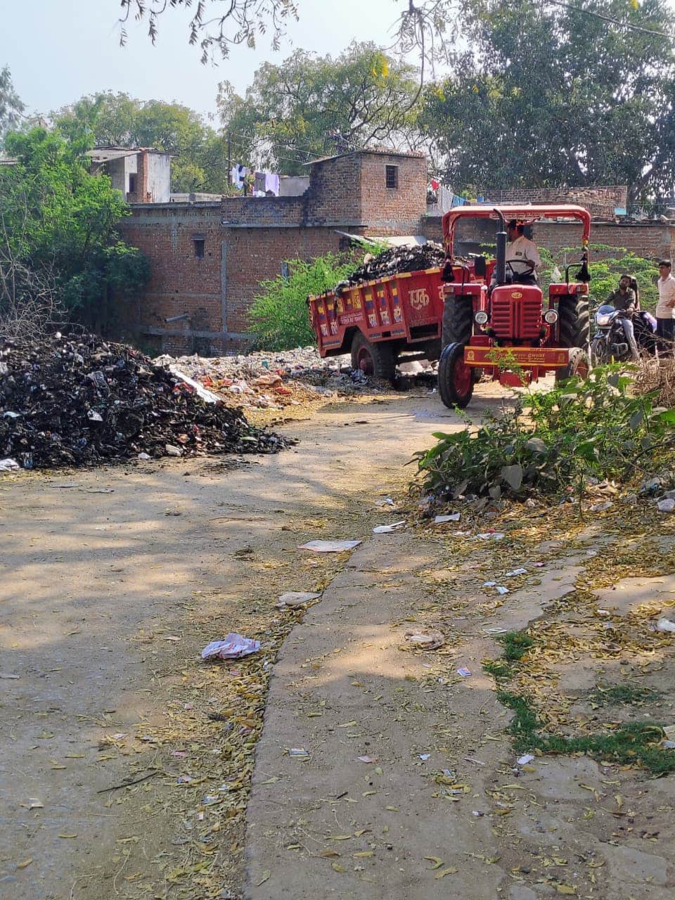 फोटो - 03 कोठी तालाब में कूड़ा डाल रहा ट्रैक्टर। संवाद