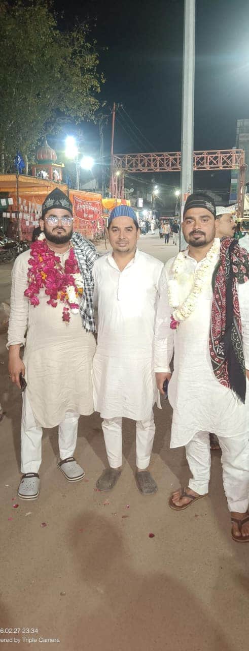 फोटो - 08 रेलवे स्टेशन पर परिजनों के साथ मौजूद उमरा जाने वाले जायरीन मुफीद और निषात। स्त्रोत : 