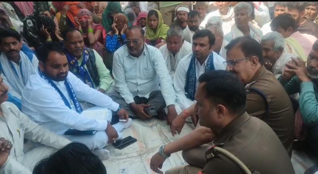 Officials and politicians arrived to persuade deceased to last rites