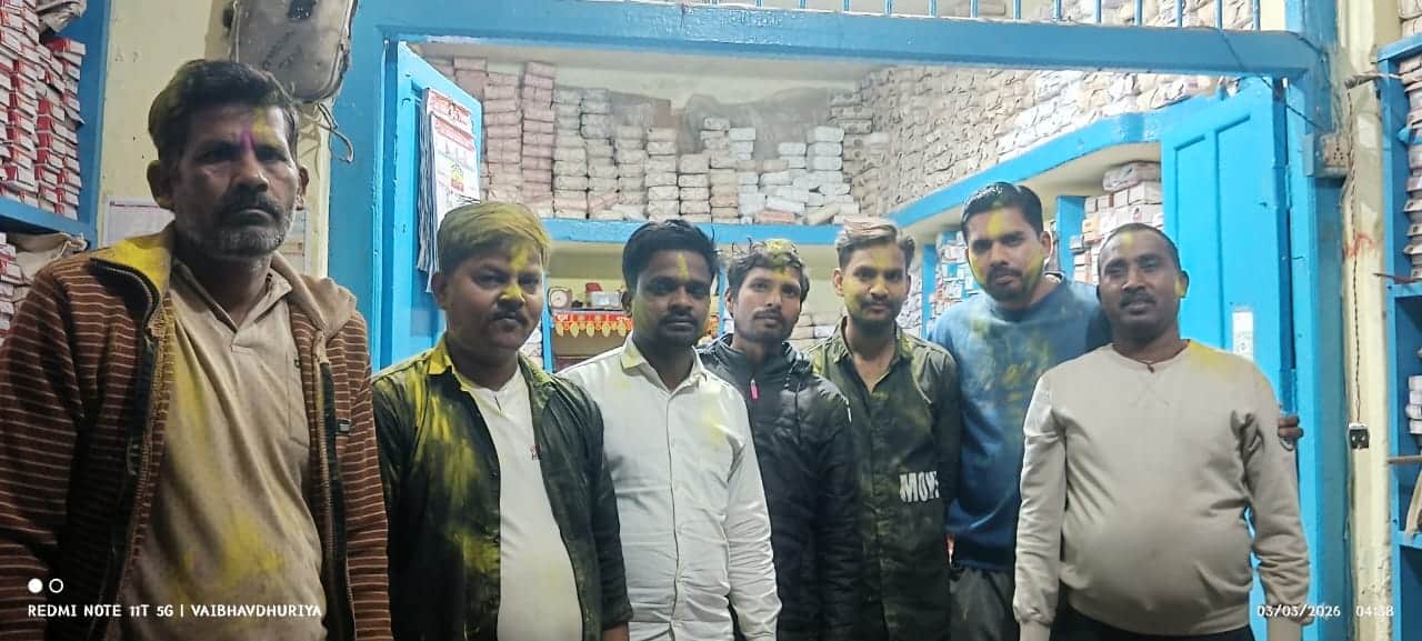 फोटो - 11 शहर में सेंटर के पास होली खेलते विक्रेता संघ के लोग। संवाद