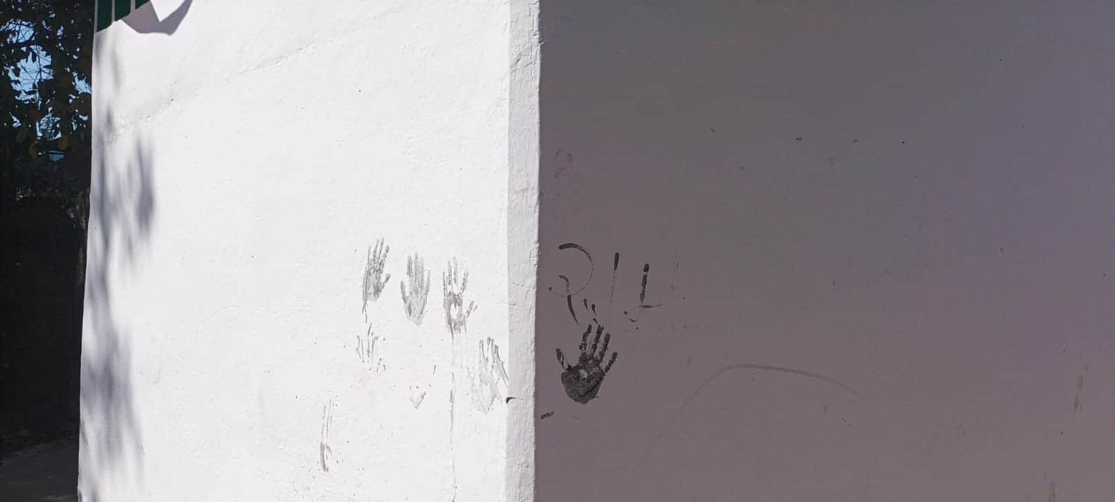 फोटो- 13 मस्जिद की दीवार पर लगाए गए पंजे के निशान। संवाद