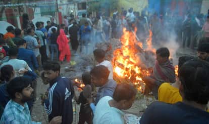 Change in auspicious time, somewhere only worship took place and somewhere Holika Dahan took place.