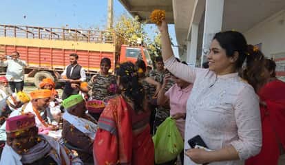 Holi of flowers brought smiles on the faces of the elderly