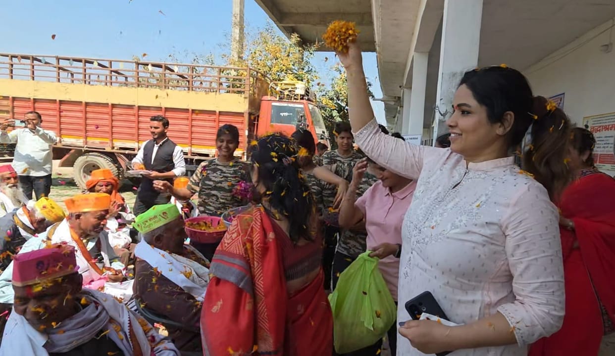 Holi of flowers brought smiles on the faces of the elderly
