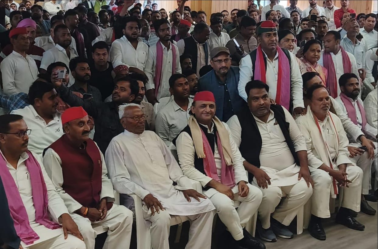 Akhilesh sits with party workers, expresses concern over situation in West Asia