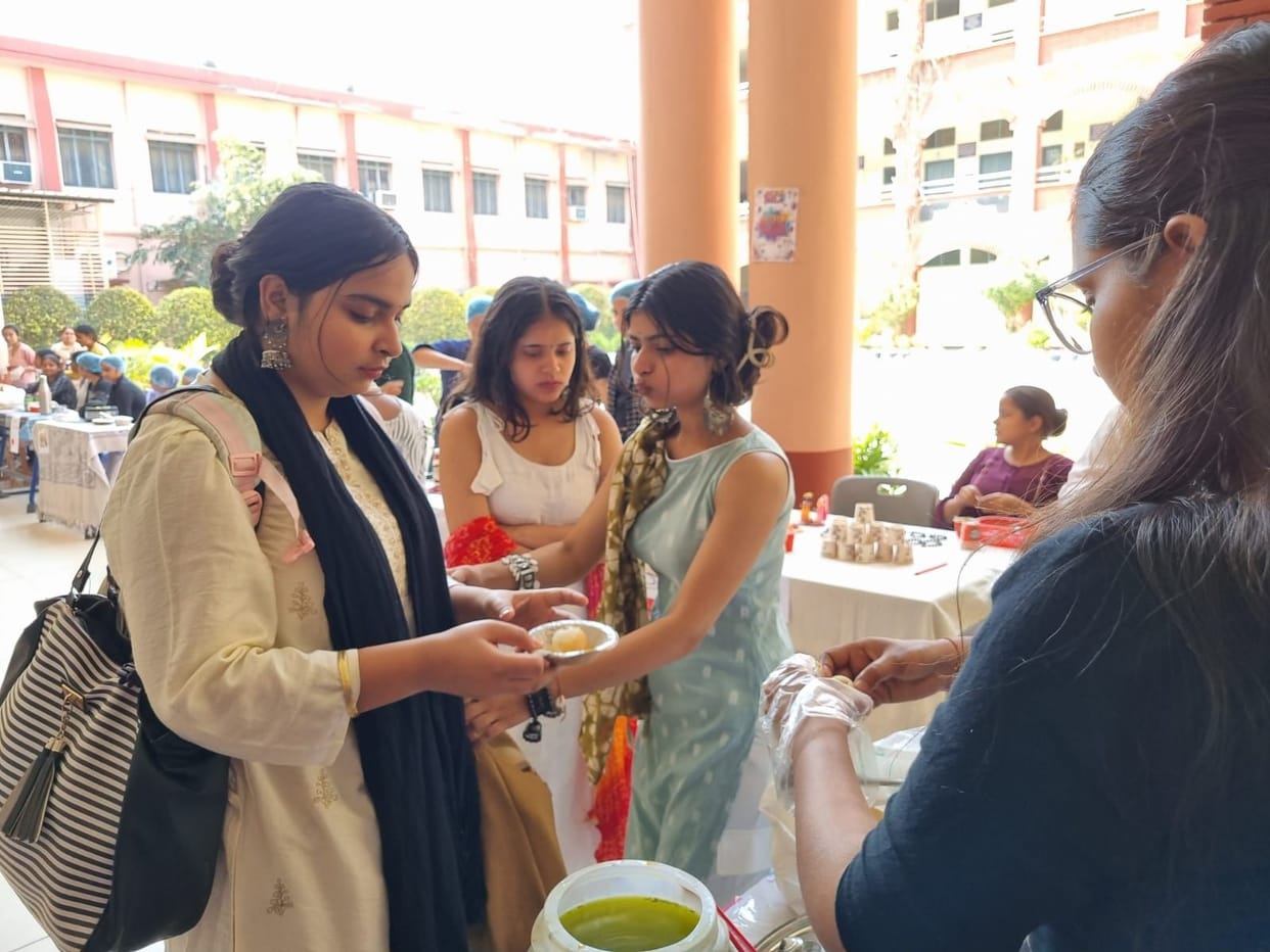 Emphasis on the use of flowers and organic gulal