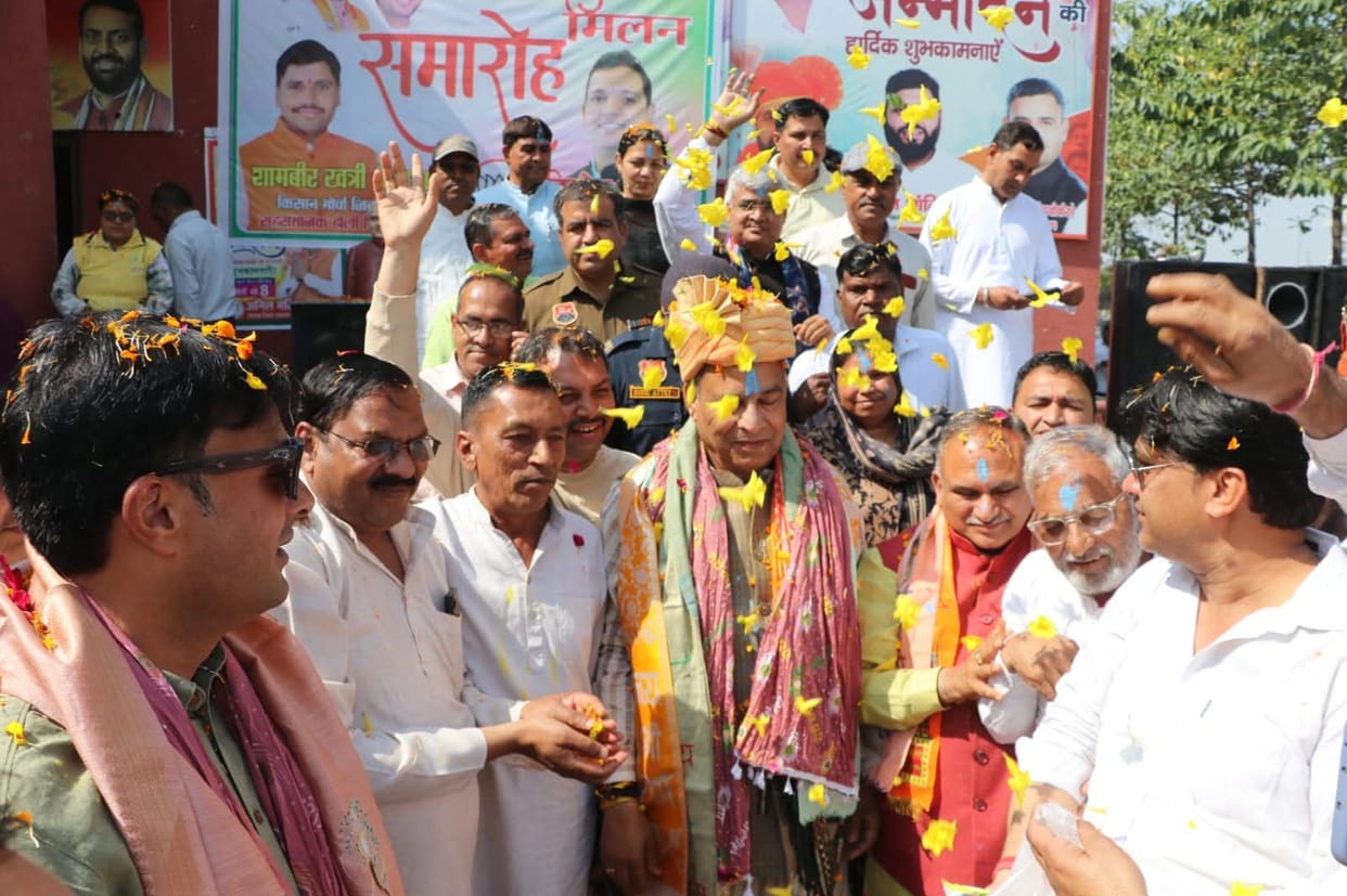 Holi of flowers was played at the BJP district office.