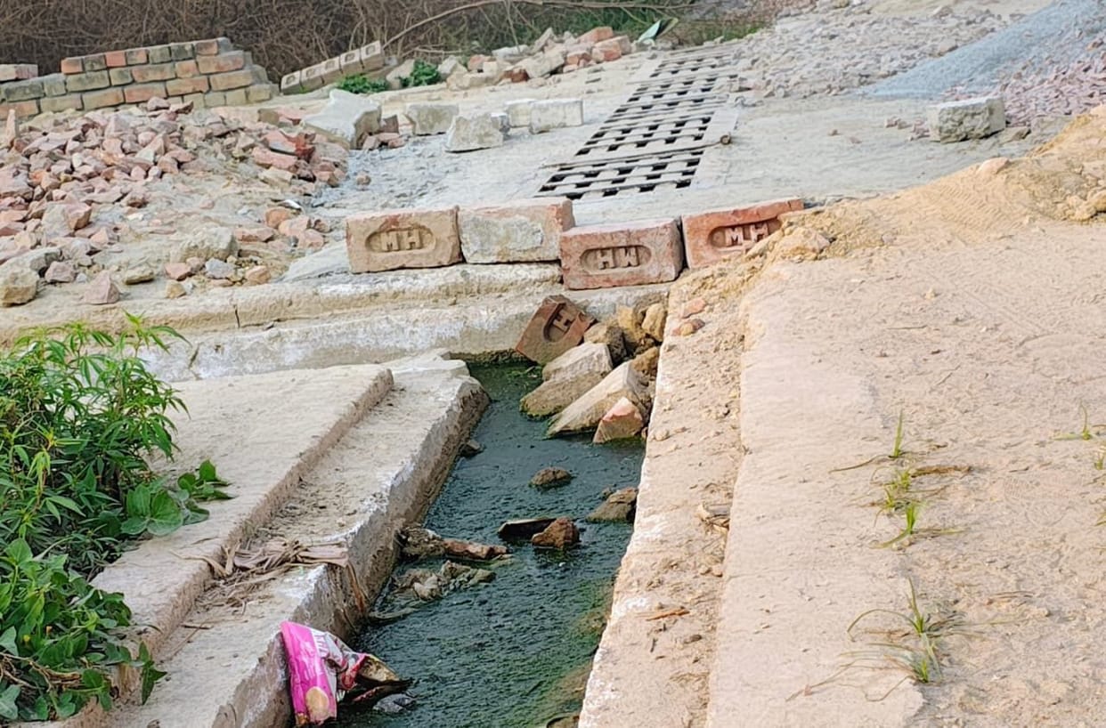 10 days have passed since the order was issued but the drain has not been opened, causing anger among the people.
