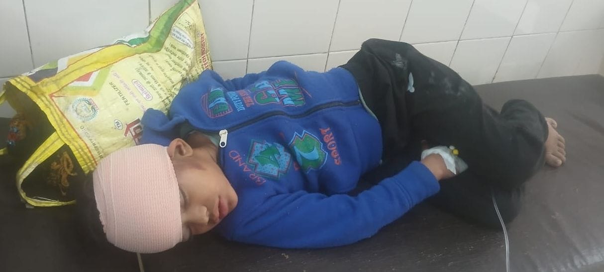 An innocent girl playing on the roof slipped and fell into the courtyard.