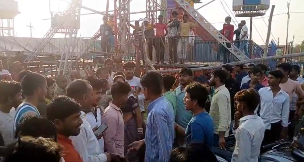 Two parties clashed at the fair over sitting on the swing.
