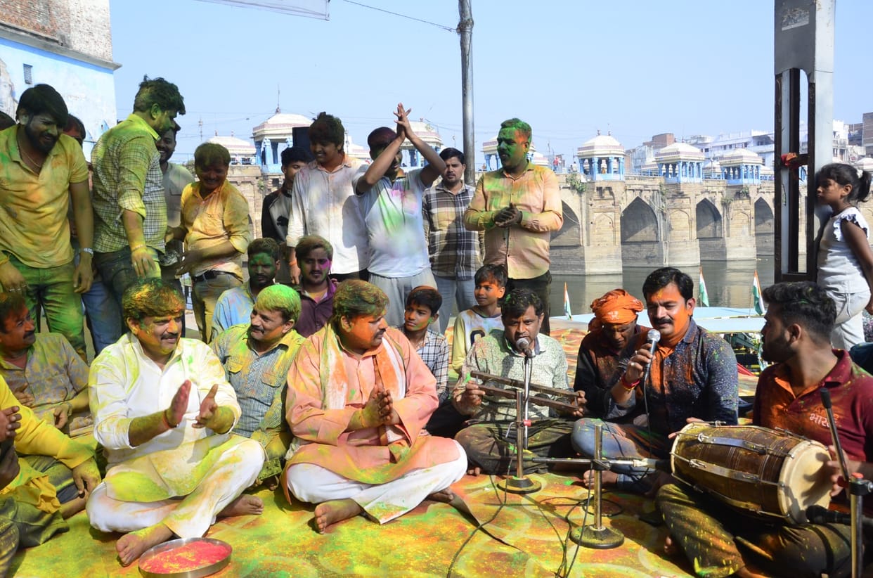 On the sacred banks of the Gomti flowed the spring of Phagua...