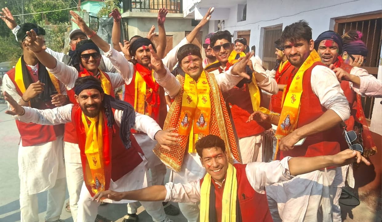 The songs of the Holi revelers of Rath added colour and threw gulal.