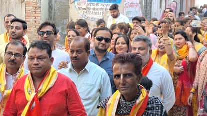 A procession was taken out amidst Sankirtan, gulal was thrown.