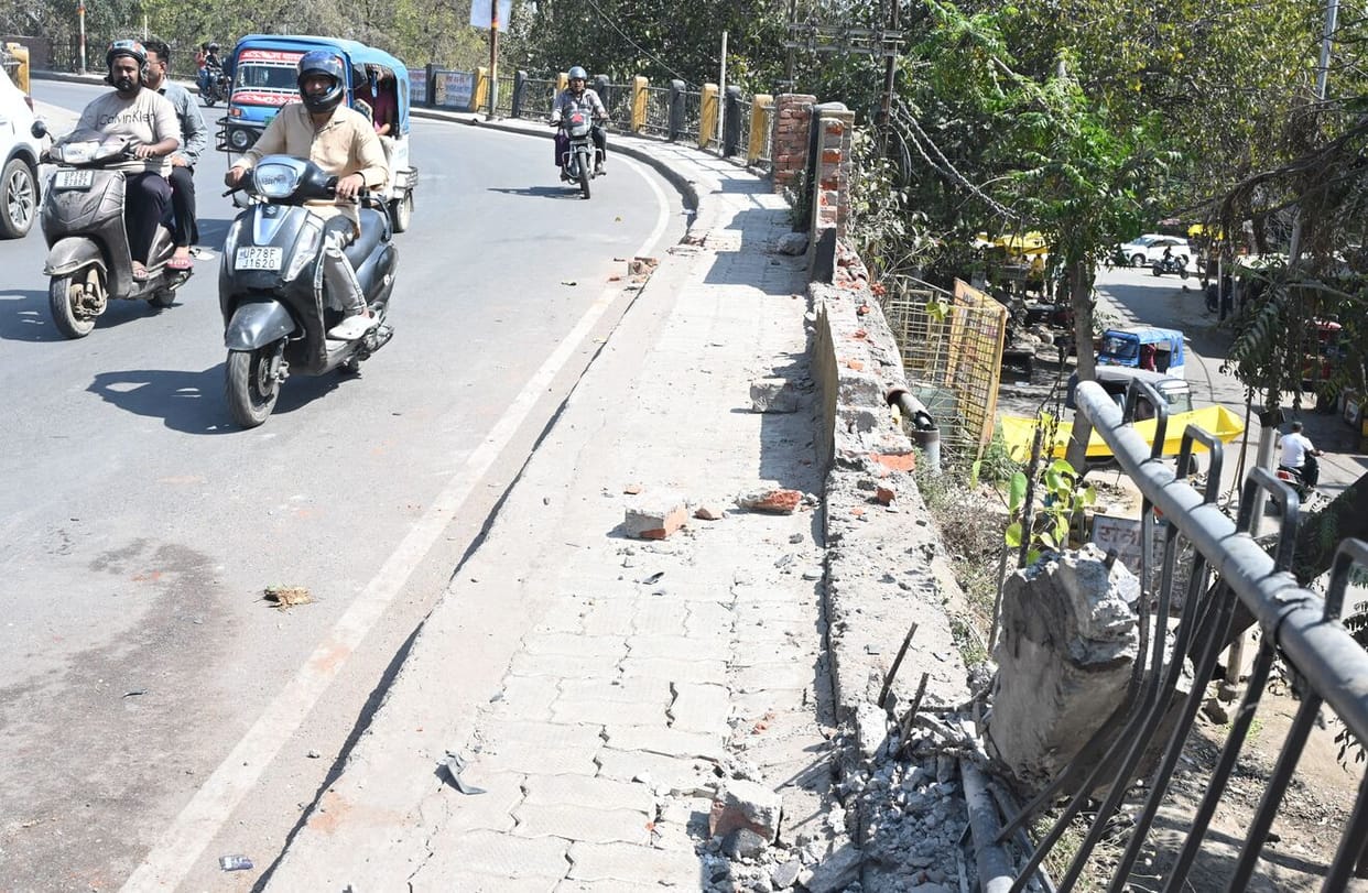 Govindpuri bridge wall collapses, accident averted